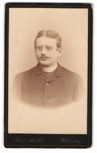 Fotografie Paul Müller, Wittenberg, Collegienstrasse 22, Porträt eines Herrn mit Brille