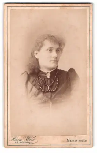Fotografie Hans Weis, Memmingen, Porträt einer Frau in elegantem Kleid