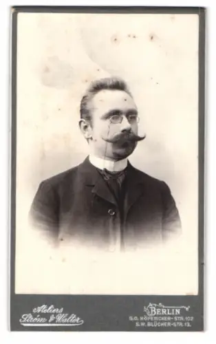 Fotografie Atelier Strom & Waller, Berlin, Köpenicker-Str. 102, Portrait eines Mannes mit Brille und Schnurrbart