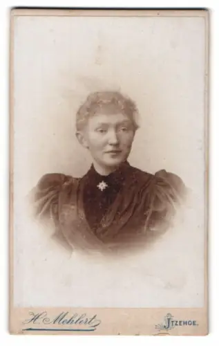 Fotografie H. Mehlert, Itzehoe, Breite Strasse 25, Porträt einer Frau