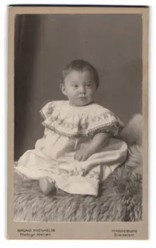Fotografie Bruno Michaelis, Magdeburg, Oranienstr., Porträt eines Kleinkindes