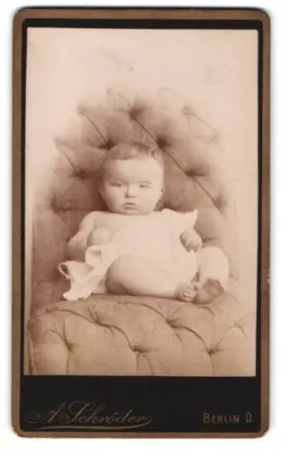 Fotografie A. Schröder, Berlin, Frankfurterstr. 117, Kleinkind auf gepolstertem Stuhl