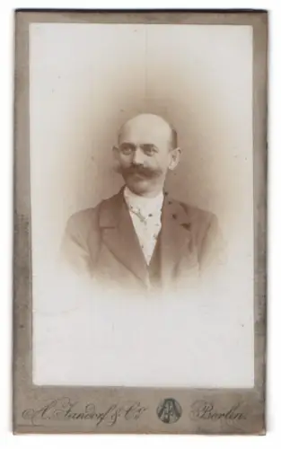 Fotografie A. Standorf & Co., Berlin, Brunnen-Str. 19-21, Porträt eines Herrn