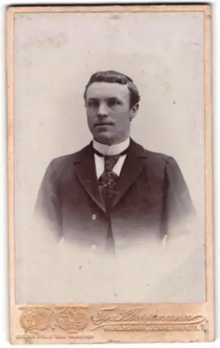 Fotografie Fr. Kloppmann, Wilhelmshaven, Oldenburgerstr. 16, Porträt eines Mannes mit Anzug