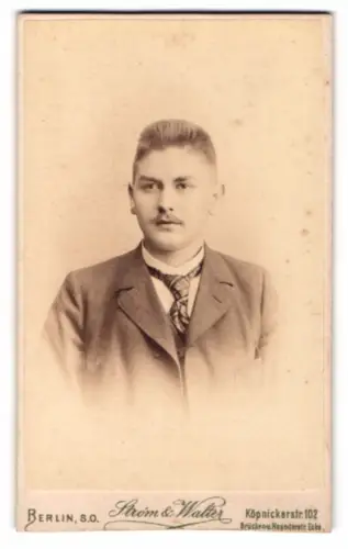 Fotografie Strom & Walter, Berlin, Köpnickerstr. 102, Porträt eines jungen Herren