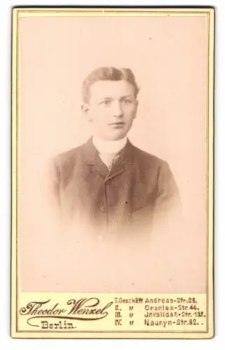 Fotografie Theodor Wenzel, Berlin, Andreas-Str. 28, Porträt eines jungen Mannes