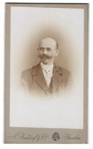 Fotografie A. Jandorf & Co., Berlin, Brunnen-Str. 19-21, Porträt eines Herrn mit Schnurrbart