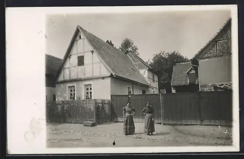 Foto-AK Bräunrode, Gehöft Rüdiger mit zwei Bauersfrauen