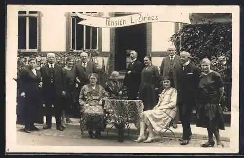 Foto-AK Bad Bertrich, Hotel Pension L. Zirbes, Gruppenfoto