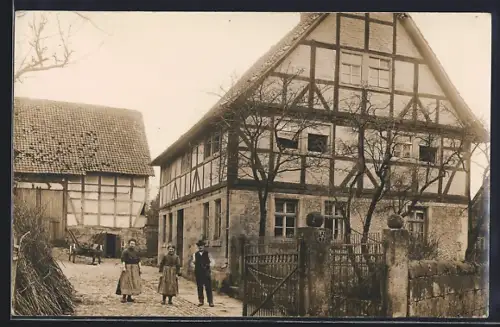 Foto-AK Orferode, Hof mit Bauer und Bauersfrauen