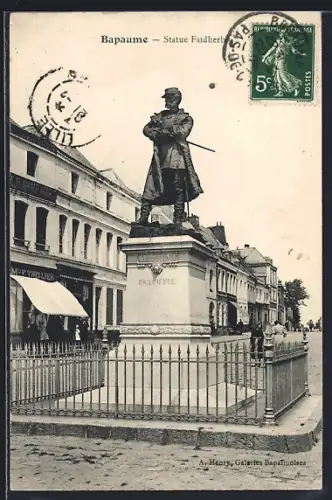 AK Bapaume, Statue Faidherbe sur la place principale