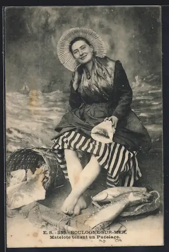 AK Boulogne-sur-Mer, Matelote tenant un Pucoise