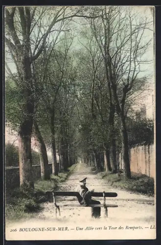 AK Boulogne-sur-Mer, Une allée vers la Tour des Remparts