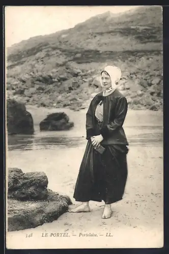 AK Le Portel, Porteloise sur la plage rocheuse