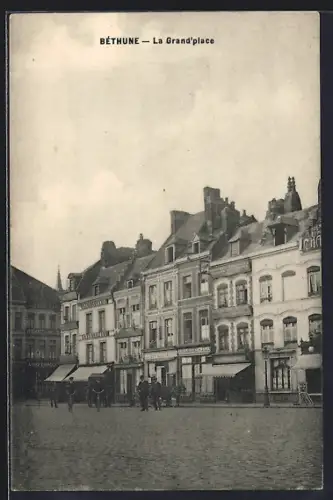 AK Béthune, La Grand`place avec bâtiments historiques et passants