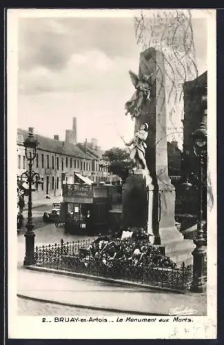AK Bruay-en-Artois, Le Monument aux Morts avec bus à l`arrière-plan
