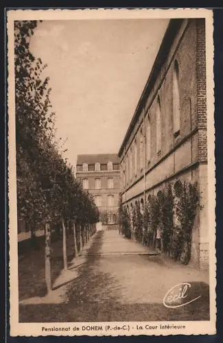 AK Dohem /P.-de-C., La Cour intérieure du pensionnat
