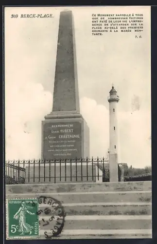 AK Berck-Plage, Monument en mémoire des victimes et phare en arrière-plan