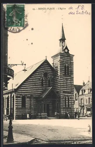 AK Berck-Plage, L`Église Notre-Dame des Sables et la place animée