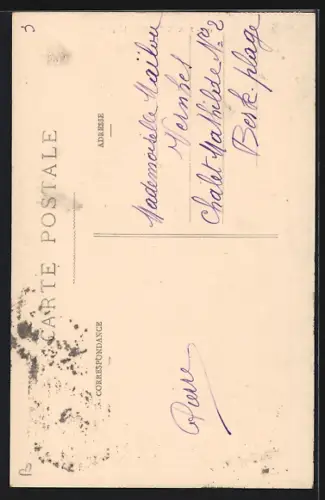 AK Berck-Plage, L`Église Notre-Dame des Sables et la place animée