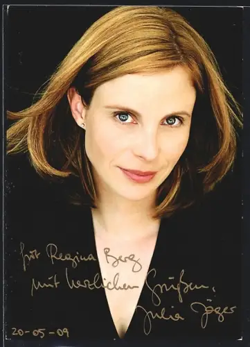 AK Julia Jäger lächelt leicht, Autograph 2009