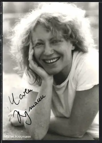 AK Maren Kroymann lächelt im T-Shirt, Autograph