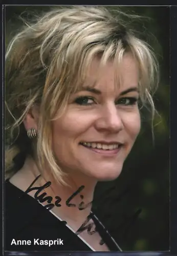 AK Anne Kasprik lächelt, Autograph