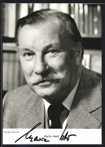 AK Martin Held vor einem Bücherregal, Autograph