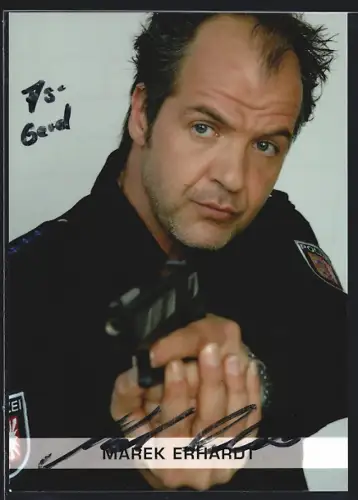 AK Marek Erhardt als Polizist mit Pistole, Autograph