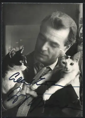 AK O. W. Fischer mit zwei Katzen, Autograph