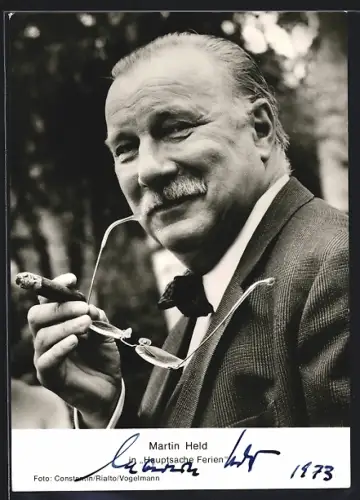 AK Martin Held mit Brille und Zigarre in Hauptsache Ferien, Autograph, 1973