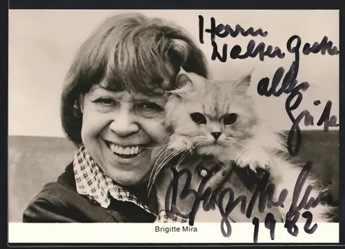 AK Brigitte Mira mit Katze, Portrait, Autograph