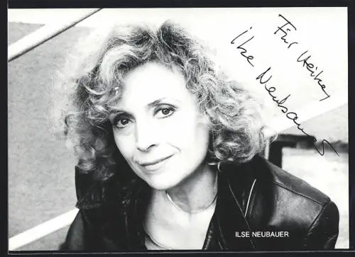 AK Ilse Neubauer, Portrait in einer Lederjacke, Autograph