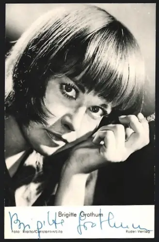 AK Brigitte Grothum mit Zigarette, Autograph