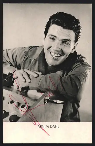 AK Arnim Dahl lächelt, Autograph