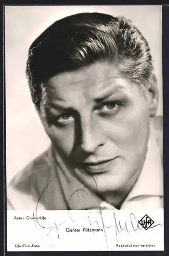 AK Günter Pfitzmann mit ernstem Blick, Autograph