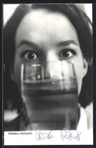 AK Franka Potente mit aufgerissenen Augen, Autograph