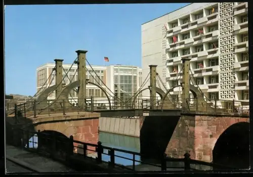 AK Berlin, Jungfernbrücke mit Staatsratsgebäude, Wohnhaus mit roten Fahnen