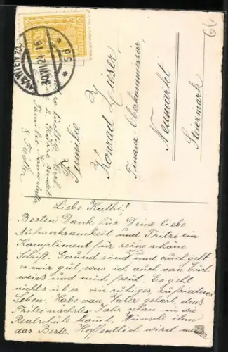 Künstler-AK Mädchen schminkt sich, hinter ihr sitzt ein kleiner Postbote