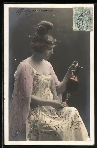 Glitzer-Perl-AK Dame in glitzerndem Gewand mit Karaffe