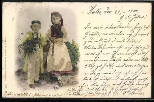 Glitzer-Perl-AK Zwei Kinder in glitzernden Trachten mit Blumenstrauss und Schirm