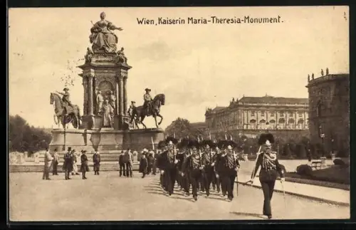 AK Wien, Soldaten marschieren am Kaiserin Maria Theresia-Monument vorbei