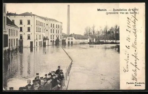 AK Menin, Hochwasser 1894, Strassenpartie ist überflutet, Leute im Wasser stehend