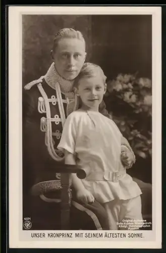 AK Kronprinz Wilhelm von Preussen mit seinem ältestem Sohn auf dem Schoss