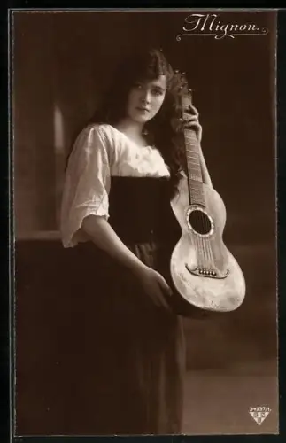 Foto-AK BNK: Nr. 34357 / 1, Mignon hält eine Gitarre in den Händen