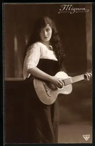 Foto-AK BNK Nr. 34357 /4, junge Frau spielt Gitarre