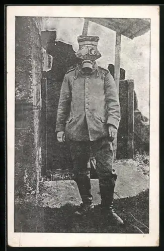 AK Deutscher Soldat der Infanterie mit Gasmaske