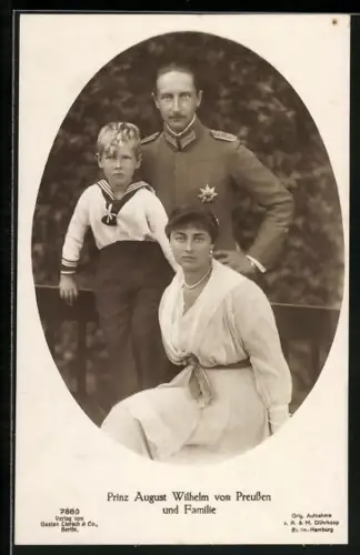 AK Prinz August Wilhelm von Preussen in Uniform, mit Familie