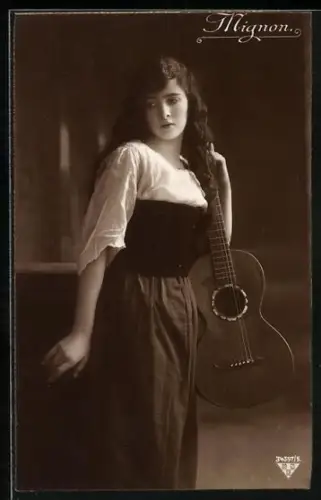 Foto-AK BNK: Nr. 34357 / 5, Mignon hält Gitarre in der Hand