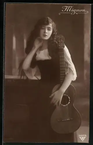 Foto-AK BNK: Nr. 34357 / 6, Mignon mit einer Gitarre im Arm schaut traurig zu Boden